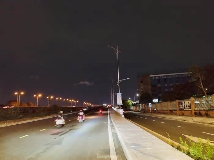Loạt trụ đèn đường song hành cao tốc TPHCM - Long Thành - Dầu Giây bị cắt trộm cáp điện