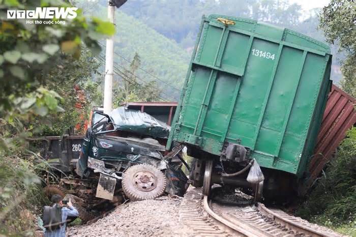 Tổ chức cứu hộ đầu máy, chuyển 433 hành khách sau vụ tàu hàng lật ở Hà Tĩnh