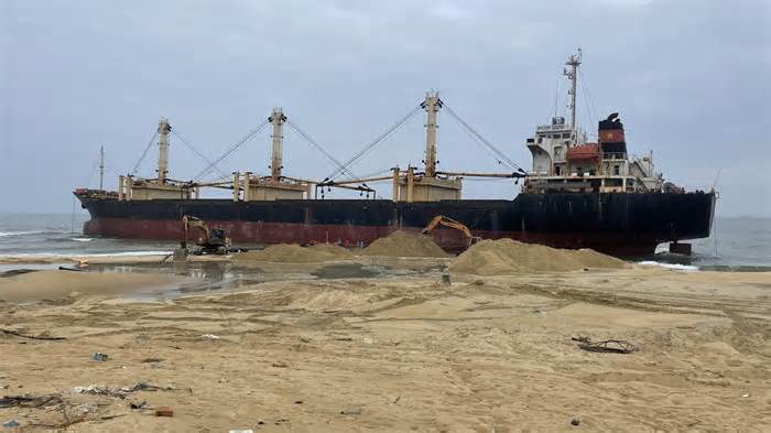 Cận cảnh giải cứu tàu hàng 15.000 tấn mắc cạn ở Dung Quất