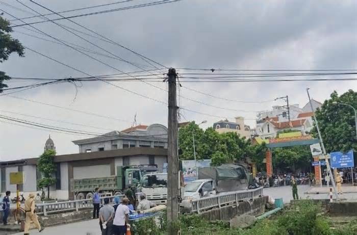 Tai nạn liên hoàn ở Hà Nội, 3 phụ nữ đi xe máy tử vong