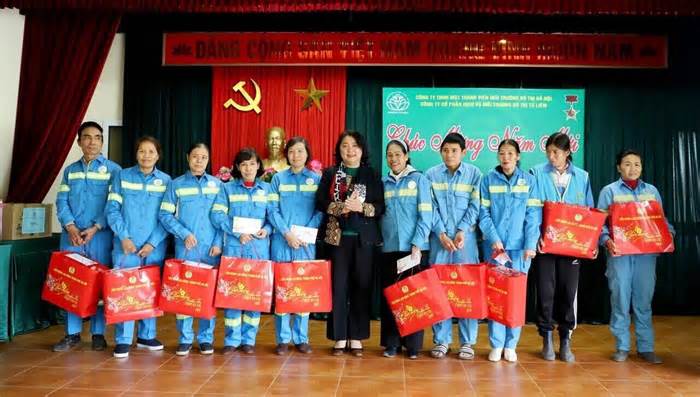 Liên đoàn Lao động Thành phố Hà Nội tặng quà Tết cho công nhân lao động