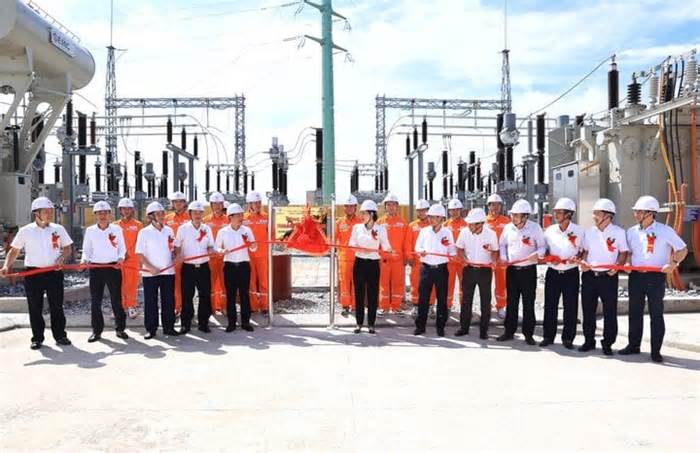 EVNNPC gắn biển công trình TBA 110kV Yên Lạc chào mừng 55 năm thành lập