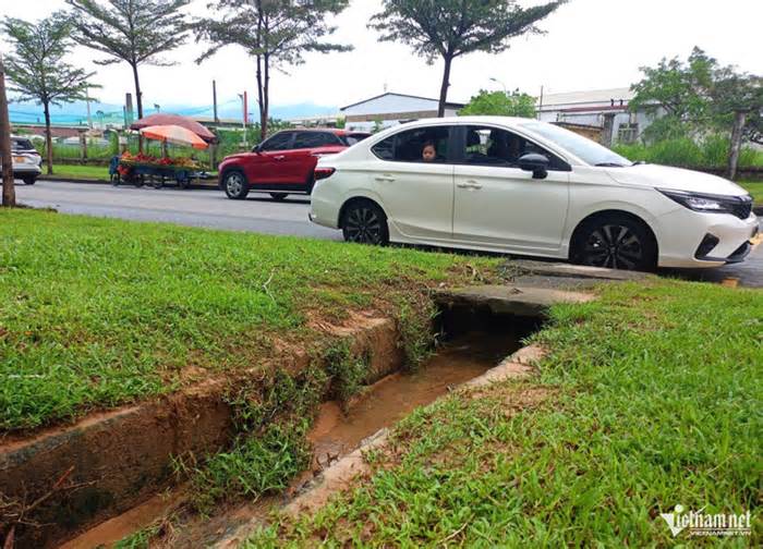 Khoảnh khắc bảo vệ chung cư lao xuống dòng nước xiết cứu 2 mẹ con ở Đà Nẵng