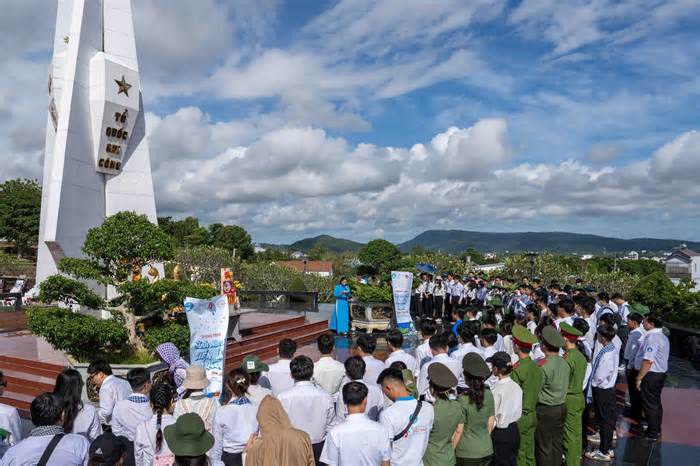 Gần 200 sinh viên dâng hương tri ân các anh hùng liệt sĩ tại Phú Quốc