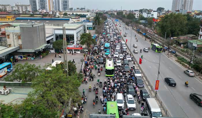 Kết thúc kỳ nghỉ Tết, phương tiện 'rồng rắn' nối đuôi nhau quay lại Thủ đô