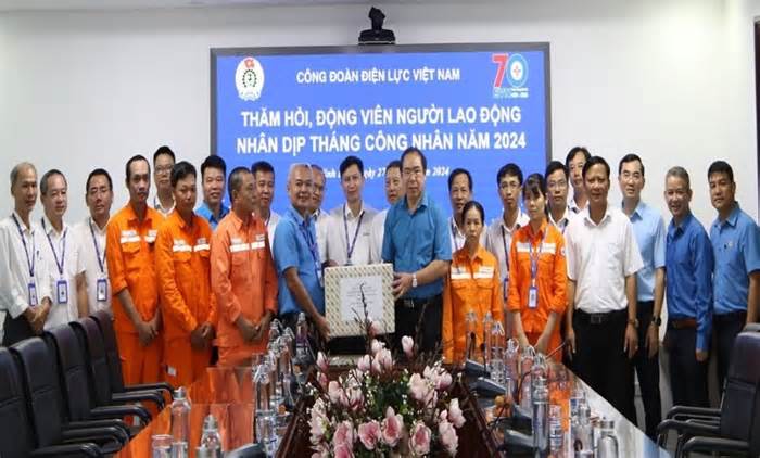 Công đoàn Điện lực Việt Nam trao quà cho 5 công nhân có hoàn cảnh khó khăn