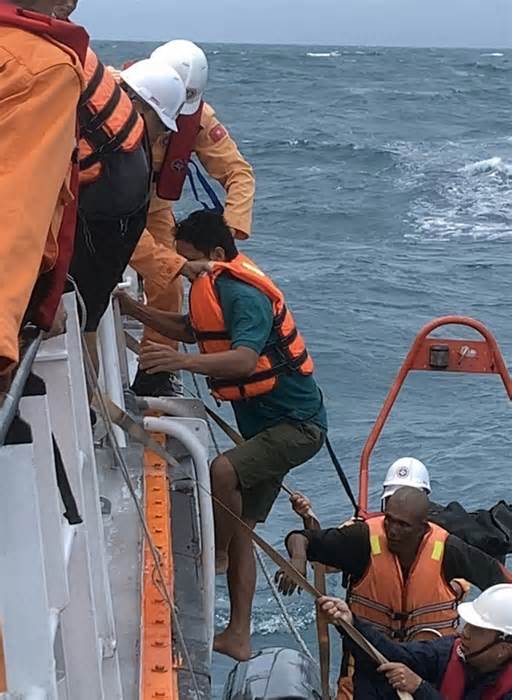 Cứu 10 ngư dân trên tàu cá gặp nạn ở Côn Đảo