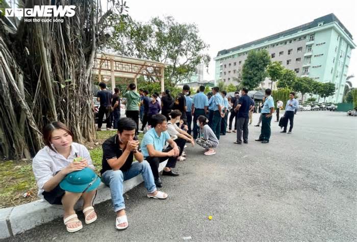 Cháy chung cư mini ở Hà Nội: Người mẹ gào khóc tìm con khắp các bệnh viện