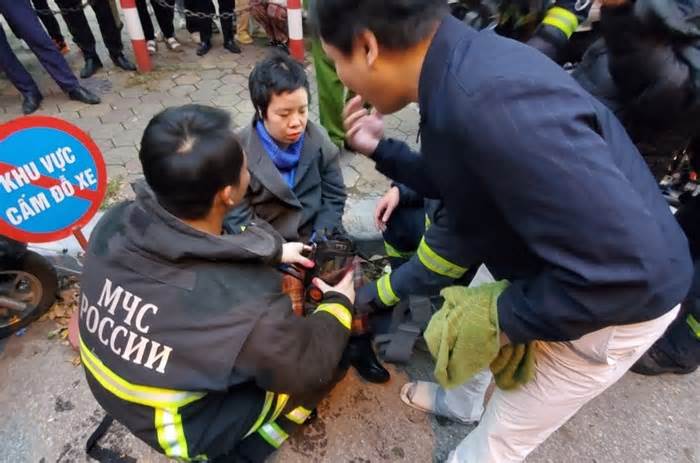 Cứu ba người mắc kẹt trong đám cháy ở Hà Nội