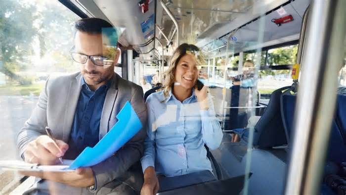 Tình huống tranh cãi: Bị mắng vì để túi lên ghế trống trên xe buýt