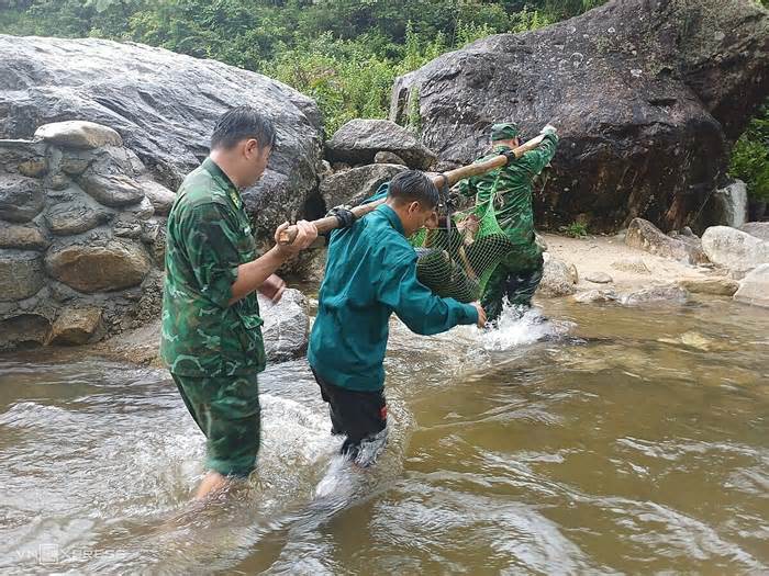 Băng rừng cứu người đàn ông rơi xuống vực