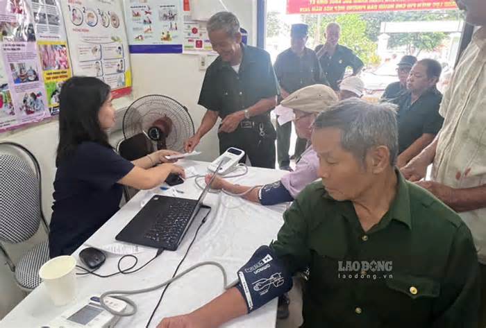Công đoàn phường Đông Mai chăm lo sức khỏe cho 130 người có công