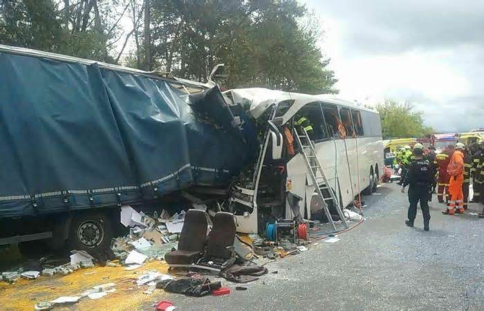 Xe chở du khách Hungary gặp nạn ở Slovakia, nhiều người nguy kịch