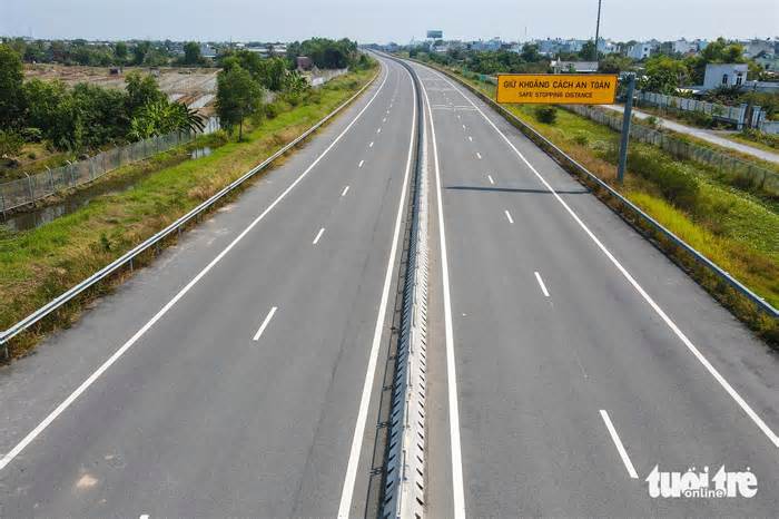 Ngắm 18,8km cao tốc Bến Lức - Long Thành nối Long An với cảng Hiệp Phước, thông xe dịp 30-4