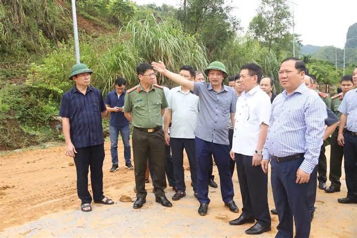 Phó Thủ tướng Hồ Đức Phớc thăm hỏi gia đình có 4 người tử vong do sạt lở ở Hòa Bình