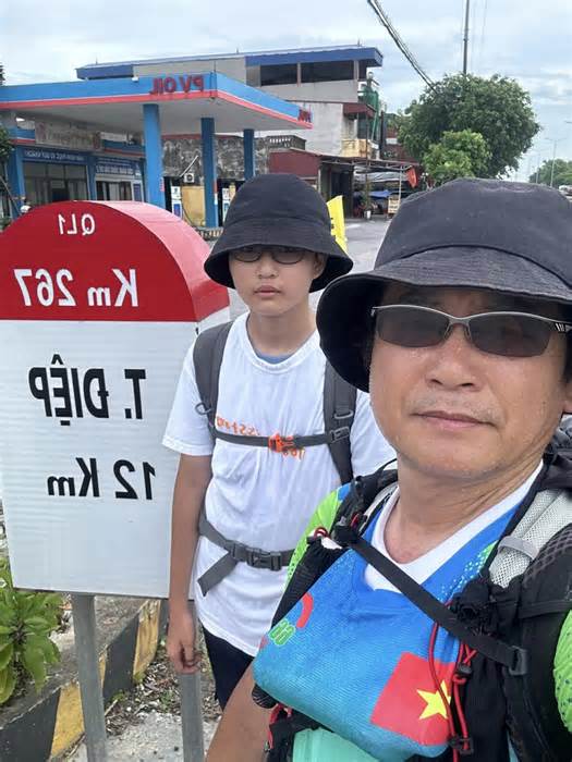 Hai cha con người Hàn chạy bộ xuyên Việt chúc người bạn Việt Nam nhanh khỏe