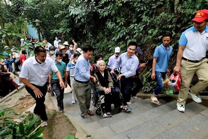 Cảm động hai con khiêng mẹ già 87 tuổi lên núi dâng hương Đền Hùng