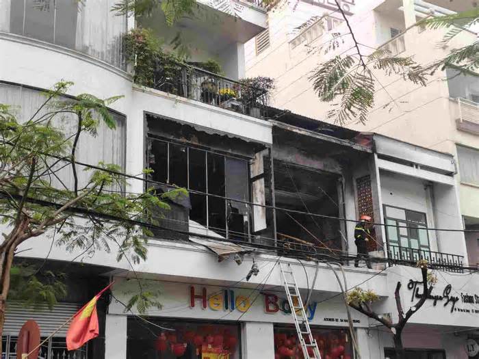 Một người thoát nạn khỏi vụ cháy nhà dân ở phố trung tâm Hải Phòng