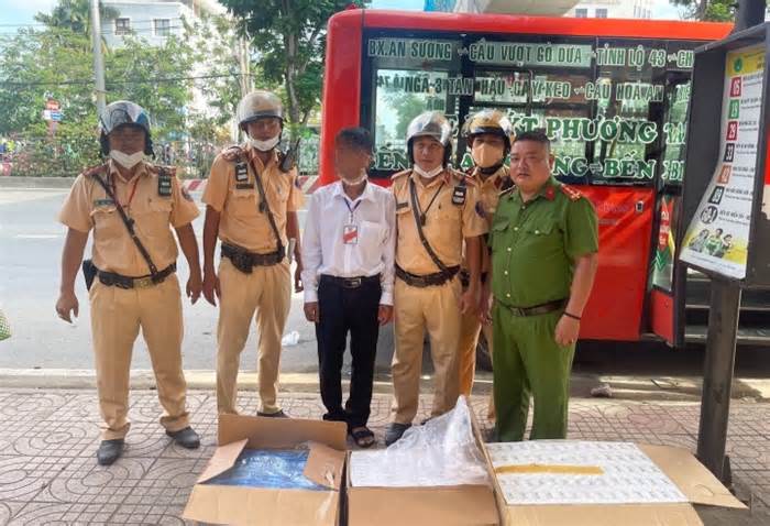 Khởi tố vụ án liên quan xe buýt Phương Trang chở 1.700 gói thuốc lá lậu