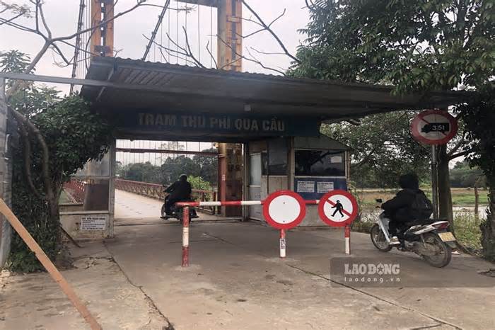 Thái Nguyên: Người dân bất chấp nguy hiểm băng qua cầu treo đã cấm sử dụng