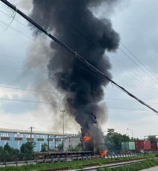 Xe container cháy dữ dội trên đường Hải Phòng, cột khói hàng chục mét