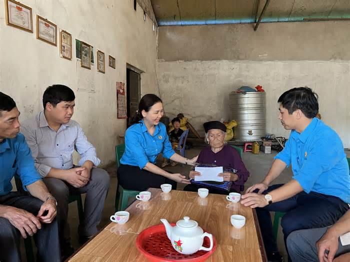 Công đoàn Cao Bằng dâng hương liệt sĩ, tri ân mẹ Việt Nam anh hùng