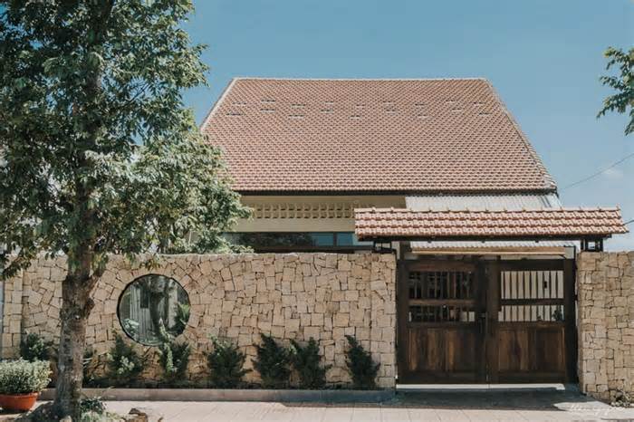 Hai vợ chồng về quê xây căn nhà 'ngoài truyền thống, trong hiện đại'