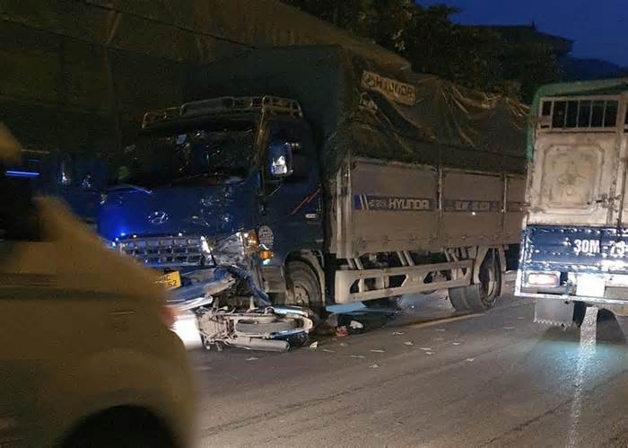 Hòa Bình: Va chạm xe tải trên Quốc lộ 6, hai người đi xe máy tử vong