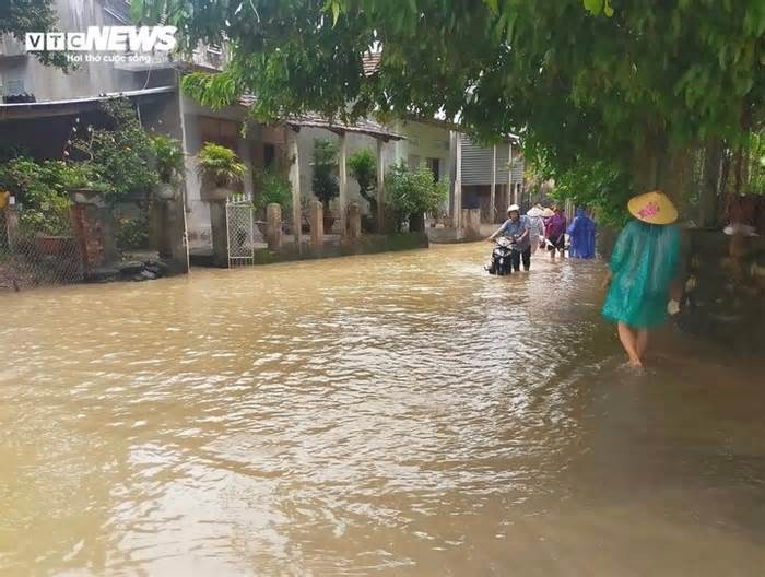 Phú Yên: 1 người mất tích, 256 căn nhà ngập nước và bị chia cắt do mưa lũ