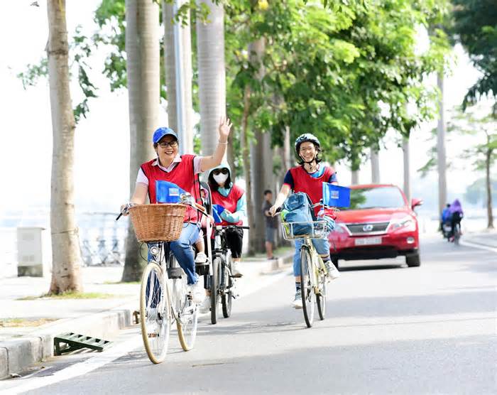 Hà Nội: Học sinh, thầy cô đạp xe quanh Hồ Tây hưởng ứng bảo vệ môi trường