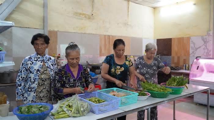 Kiên Giang: Ấm lòng người nghèo từ quán cơm 0 đồng và 5.000 đồng
