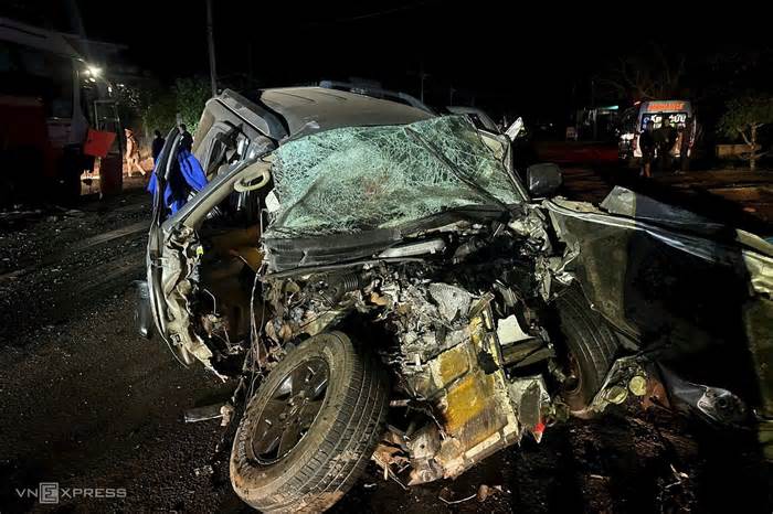 Ôtô biến dạng sau cú tông xe khách, hai người chết