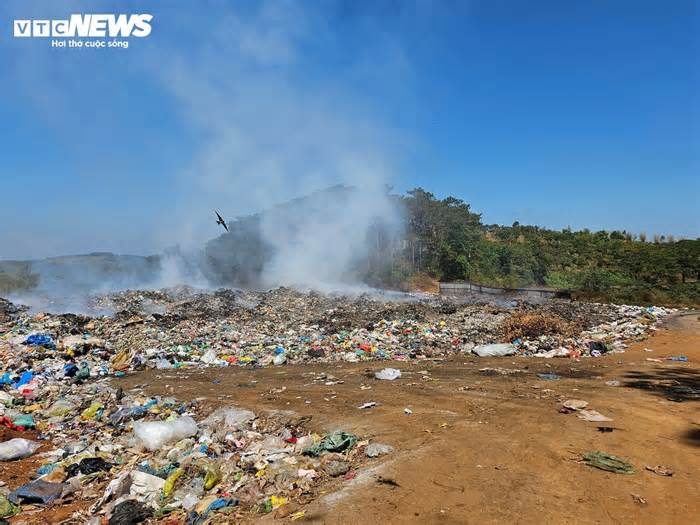 Dân khổ sở vì sống chung với 'núi' rác rộng 5.000m2, cháy âm ỉ ngày đêm