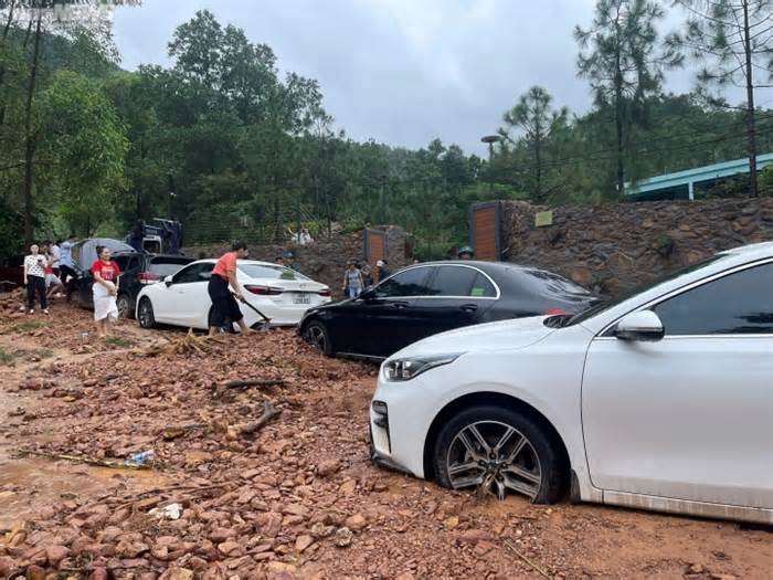 Ô tô ngập sâu trong bùn đất vì sạt lở, người dân vất vả cứu xe