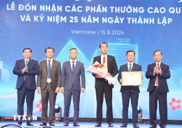 Lào trao tặng Huân chương Lao động hạng Nhất cho LaoVietBank