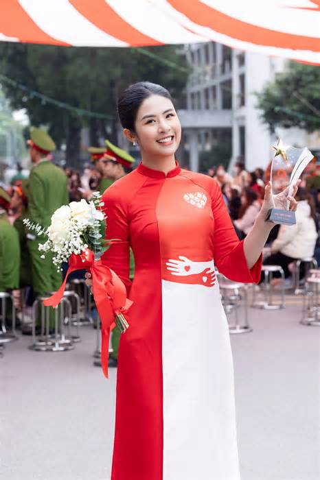 Hoa hậu Ngọc Hân hiến máu lần thứ 10