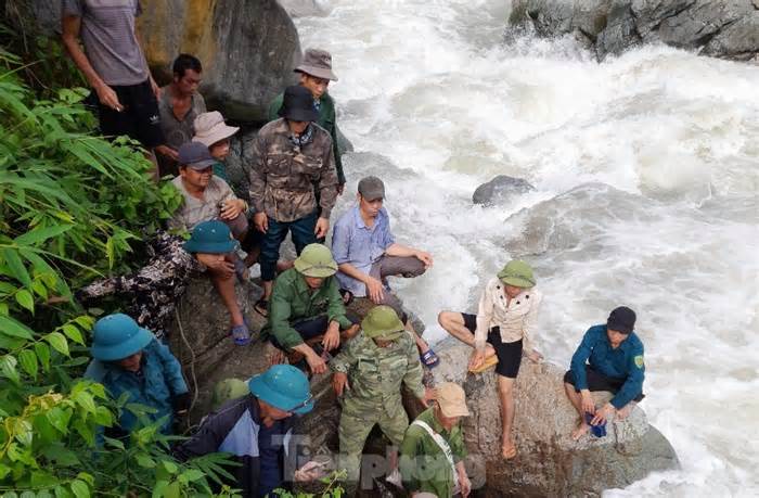 Gần 400 người tìm kiếm hai mẹ con bị lũ cuốn trôi ở Sơn La