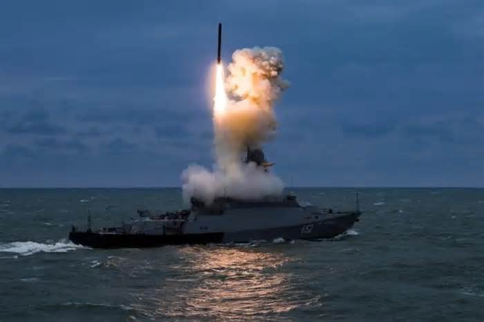 Ba tàu chiến mang tên lửa Kalibr của Nga cùng lúc xuất hiện ở Biển Đen
