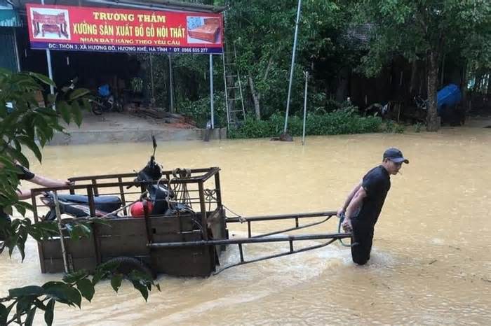 Mưa lũ ở Hà Tĩnh khiến 2 người chết, nhiều hồ chứa nước đồng loạt xả lũ