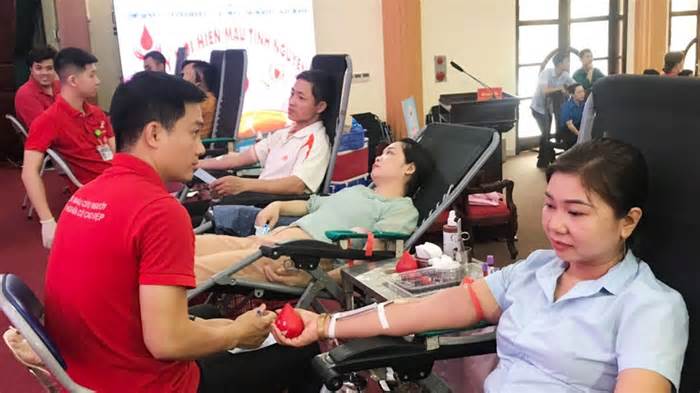 Trên 350 công nhân lao động tham gia hiến máu nhân đạo