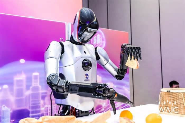 Robot hình người đa năng cỡ lớn đầu tiên của Trung Quốc
