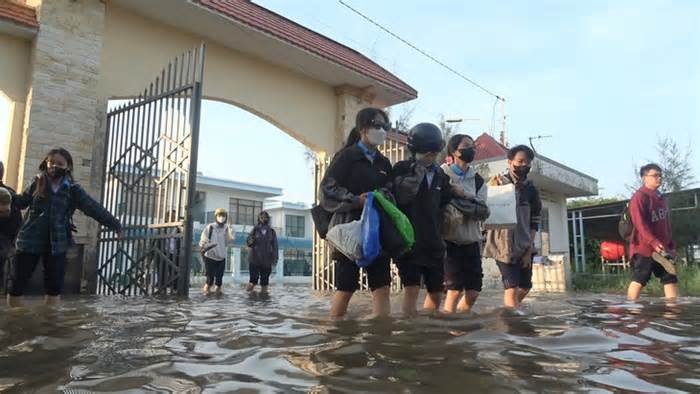 Học sinh Bạc Liêu bì bõm đến trường trong ngày triều cường dâng cao