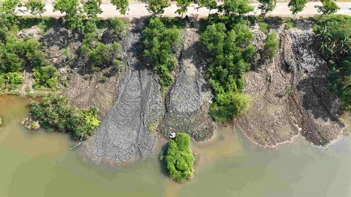 Bùn thải nạo vét chưa qua xử lý đổ thẳng xuống ao hồ ở Huế