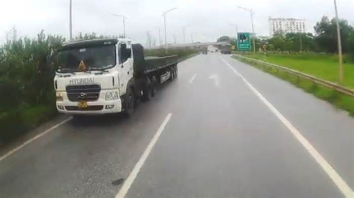 Xe đầu kéo chạy ngược chiều trên cao tốc Hà Nội - Bắc Giang