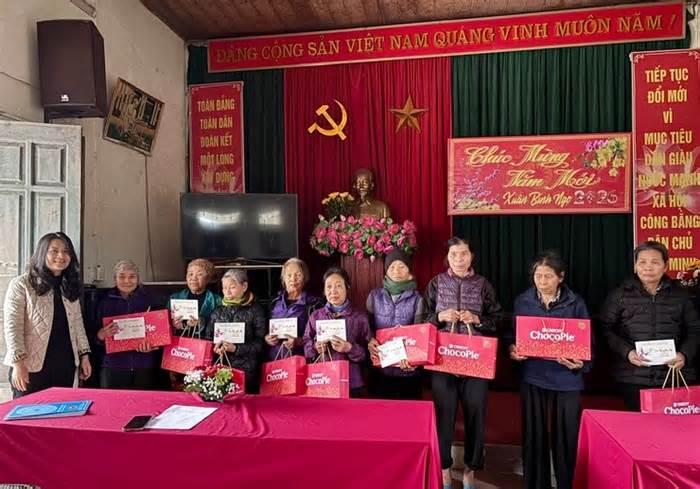 Người cao tuổi cô đơn ở một phường ở Hà Nội được nhận 2 triệu tiền mặt Tết