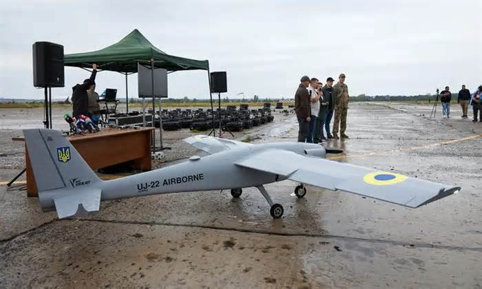 Ukraine 'huy động 120 UAV' tấn công kho đạn Nga