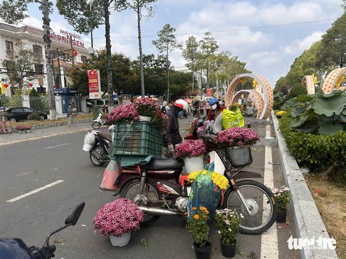 Người dân chất đầy xe hoa đem về trong ngày tháo dỡ Đường hoa xuân Cao Lãnh