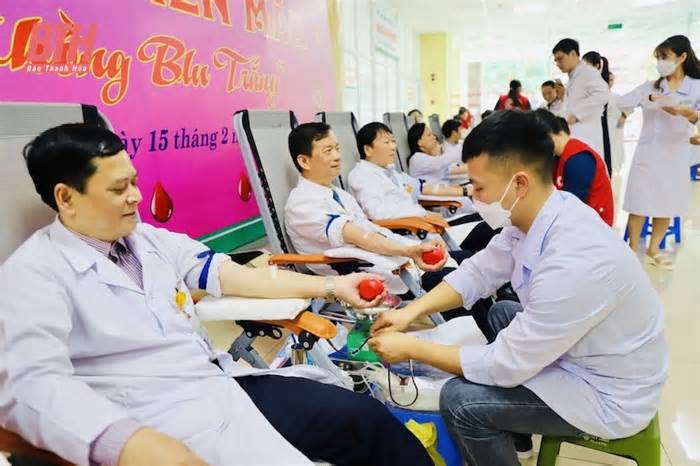 Hơn 1.100 cán bộ, nhân viên Bệnh viện Đa khoa tỉnh Thanh Hoá hiến máu tại lễ hội 'Giọt hồng Blouse trắng'