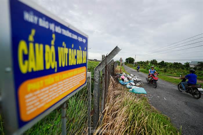 Rác thải ngập tràn hai bên cao tốc TPHCM – Trung Lương