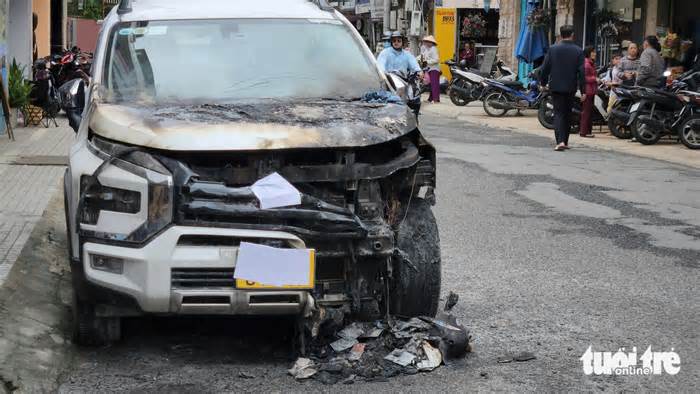 Cháy xe taxi đang đậu trên đường phố Đà Lạt